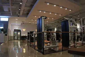 단차 구획의 프리미엄 머신존 피트니스 인테리어